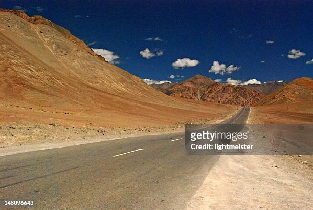 magnetic hill, ladakh, india - magnetic hill ladakh photos et images de collection