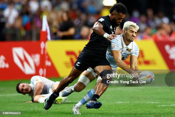 Santiago Alvarez of Argentina runs with the ball against Akuila Rokolisoa of New Zealand in their cup final match during the HSBC Singapore Rugby...