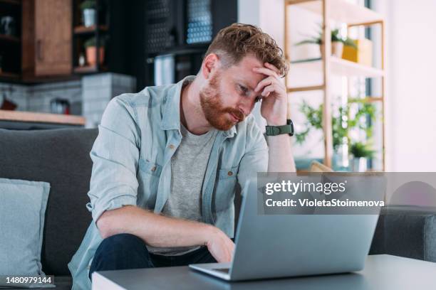hombre de negocios estresado usando portátil en casa. - candidato fotografías e imágenes de stock