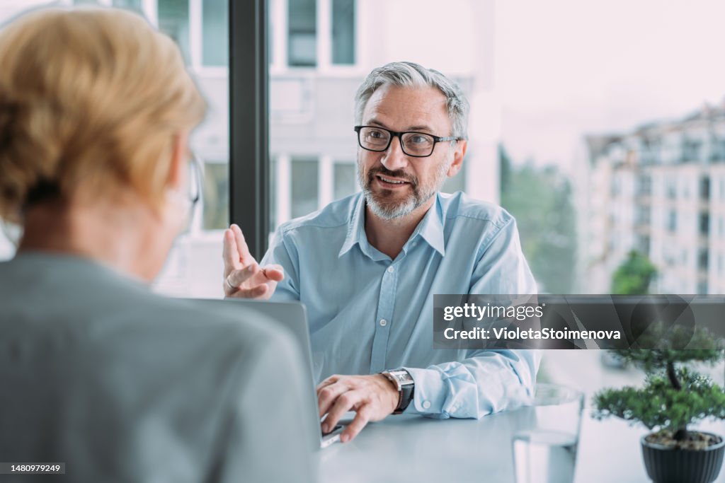 Geschäftspartner in Meetings.