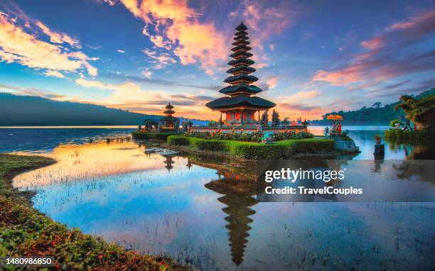 pura ulun danu bratan. hindu temple on bratan lake landscape. one of famous tourist attraction in bali. indonesia - indonesia photos et images de collection