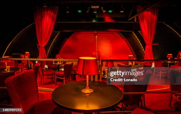 asientos vacíos de teatro de cabaret - cabaret fotografías e imágenes de stock