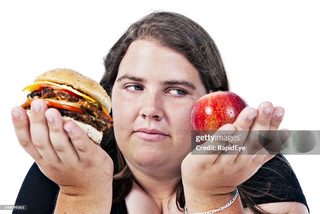 Preocupado gordo mujer deben escoger entre alimentos sanos y no saludable