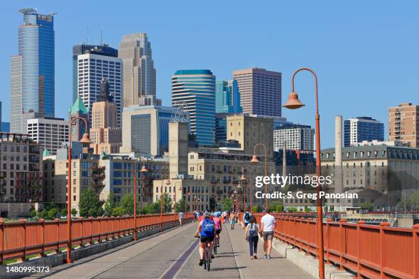 minneapolis skyline + stone arch bridge - minneapolis 個照片及圖片檔