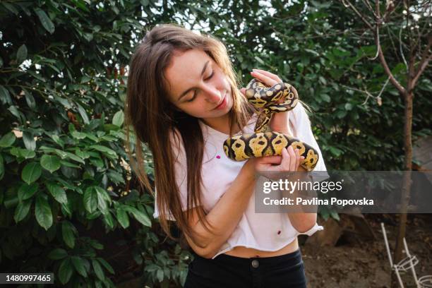 junge frau und ihr haustier schlange - exotisches haustier stock-fotos und bilder