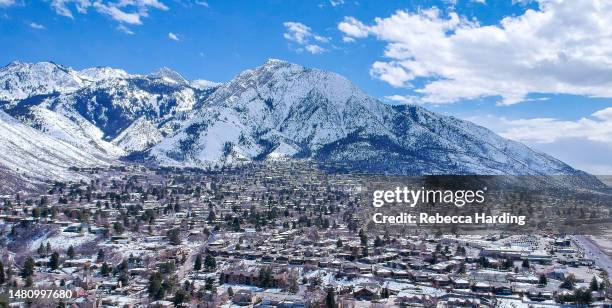 drone photo of salt lake city, the wasatch mountains, and mount olympus located in utah on april 8, 2023 - salt lake city photos et images de collection