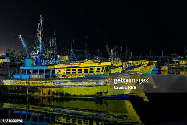 vishakhapattanam fishing harbor - visakhapatnam stock-fotos und bilder