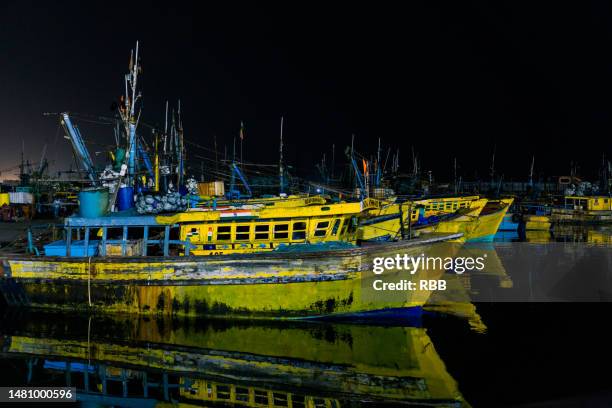 vishakhapattanam fishing harbor - visakhapatnam imagens e fotografias de stock