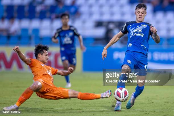 Montree Promsawat of Chiangrai United and Jesse Thomas Curran of Chonburi FC during the Thai League 1 match between Chonburi and Chiangrai United at...