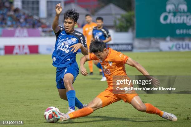 Chatmongkol Rueangthanarot of Chonburi FC and Montree Promsawat of Chiangrai United during the Thai League 1 match between Chonburi and Chiangrai...