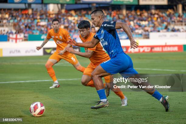 Faiq Jefri Bolkiah of Chonburi FC and Montree Promsawat of Chiangrai United during the Thai League 1 match between Chonburi and Chiangrai United at...