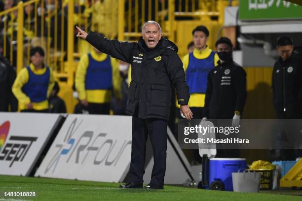 Nelshinho,coach of Kashiwa Reysol looks on during the J.LEAGUE Meiji Yasuda J1 7th Sec. Match between Kashiwa Reysol and Kashima Antlers at SANKYO...