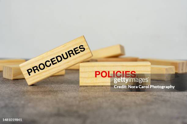 procedures and policies text on wood block - instructions - fotografias e filmes do acervo