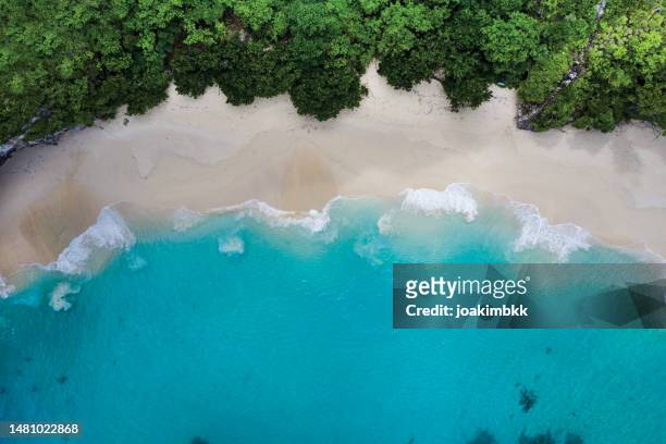 idyllischer weißer sandstrand in bali indonesien - balinesische kultur stock-fotos und bilder