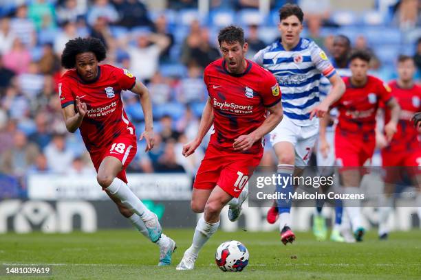 Lukas Jutkiewicz of Birmingham City runs with the ball during the Sky Bet Championship game between Reading and Birmingham City at Select Car Leasing...