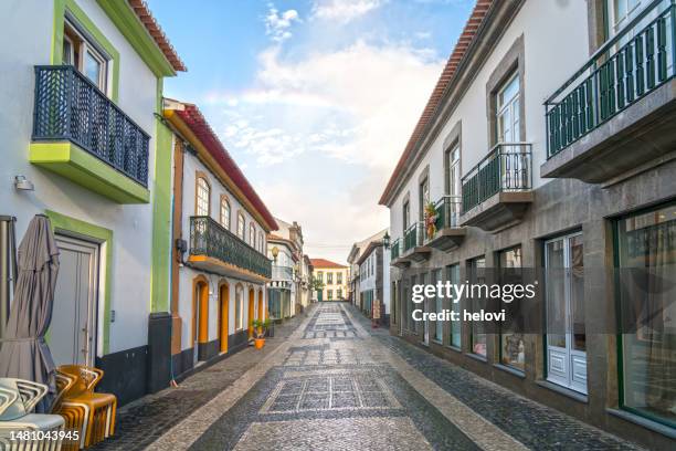 praia da vitoria - empty street early in the morning - san miguel portugal stockfoto's en -beelden