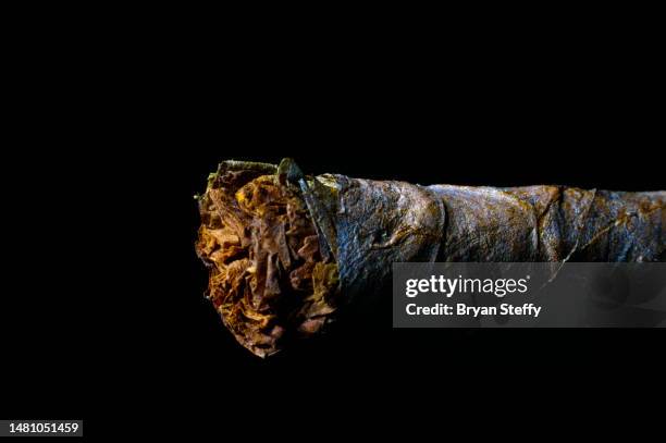 natural wrapped cigar - cheroot making stock pictures, royalty-free photos & images