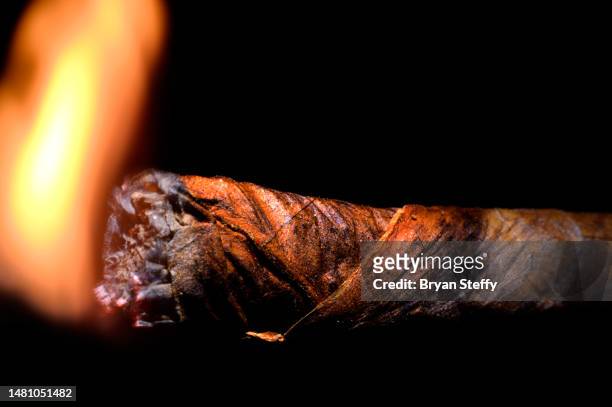 lit cigar - premium lighter stock pictures, royalty-free photos & images