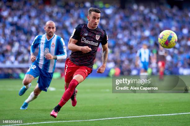 Alejandro Berenguer of Athletic Club runs after the ball followed by Aleix Vidal of RCD Espanyol during the LaLiga Santander match between RCD...