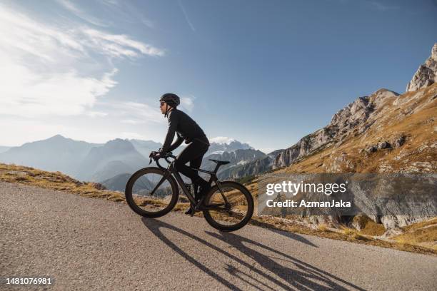 freizeit-radsport-abenteuer: bergstraße mit einem fitten athleten - hartnäckigkeit stock-fotos und bilder