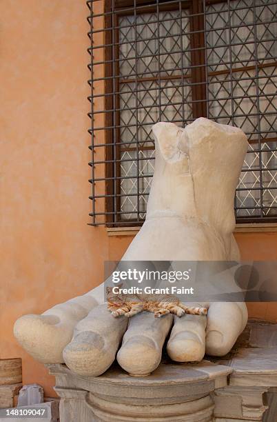 cat resting on a piece of statue, rome - celebrity feet 個照片及圖片檔