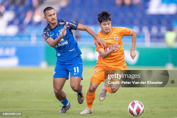 Faiq Jefri Bolkiah of Chonburi FC and Montree Promsawat of Chiangrai United during the Thai League 1 match between Chonburi and Chiangrai United at...