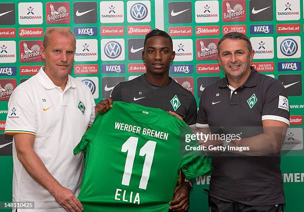 New signing Eljero Elia of Werder Bremen poses for photographs with their Head Coach Thomas Schaaf and Director of Sport Klaus Allofs during a Werder...