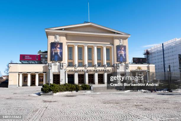 4 aprile 2023 tampere finlandia, edificio del teatro a tampere sulla piazza centrale. - tampere foto e immagini stock