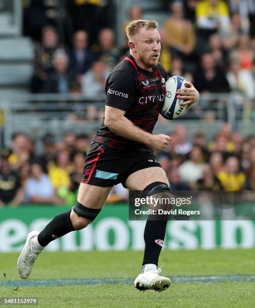 Jackson Wray of Saracens runs with the ball during the Heineken Champions Cup match between Stade Rochelais and Saracens at Stade Marcel Deflandre on...