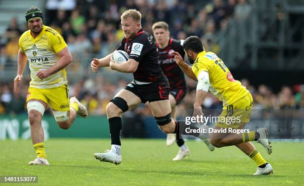 Jackson Wray of Saracens charges upfield during the Heineken Champions Cup match between Stade Rochelais and Saracens at Stade Marcel Deflandre on...