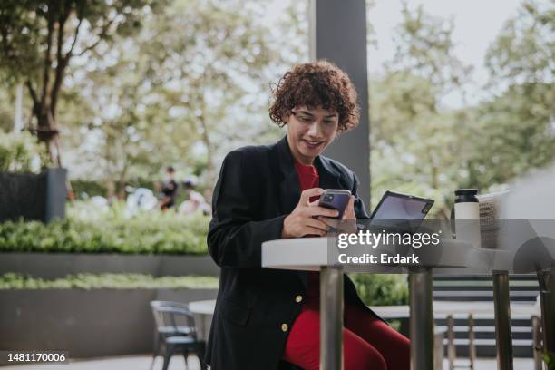 entspannende zeit des verkäufers, der eine nachricht mit einem freund schreibt. - unemployed marketing professional searches for a job stock-fotos und bilder