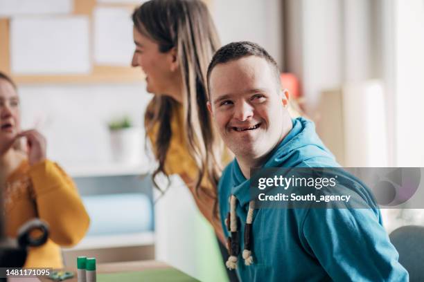 kunstworkshop für menschen mit behinderungen im gesundheitswesen. menschen mit down-syndrom machen ein kunstprojekt - down syndrom stock-fotos und bilder