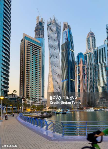 edificios modernos del puerto deportivo de dubai con muchos yates en el arroyo aguas tranquilas en dubai, emiratos árabes unidos - bay of water fotografías e imágenes de stock