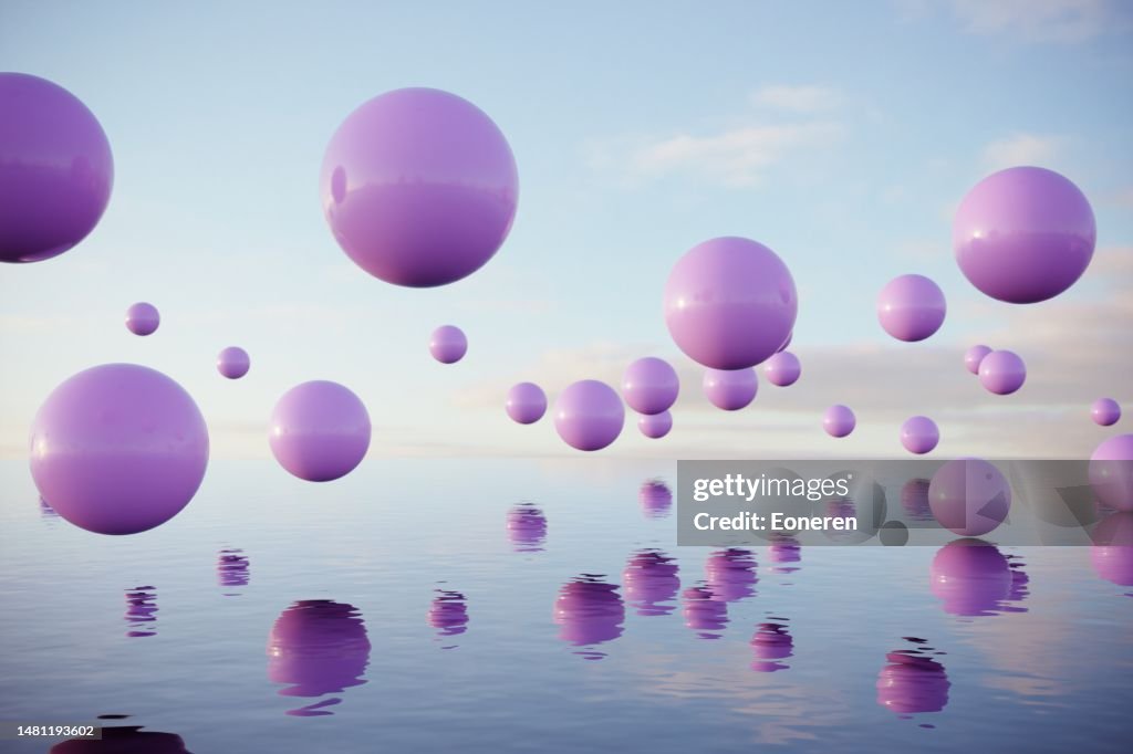Bälle fliegen über dem Meer