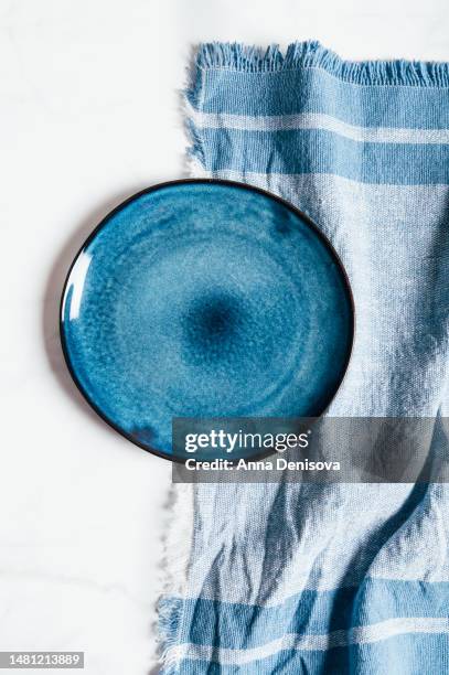 trendy blue ceramic plates - blue bowl stockfoto's en -beelden