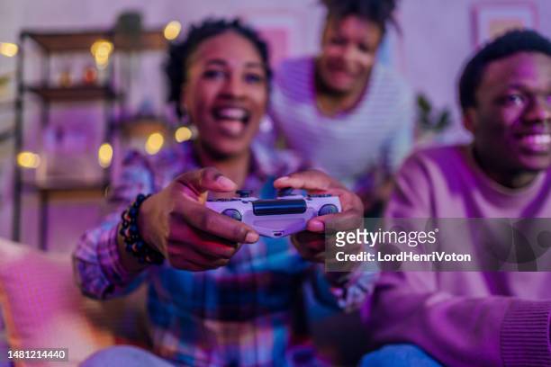 friends playing video games at night - game four stockfoto's en -beelden