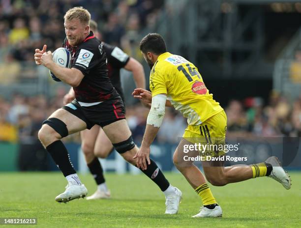 Jackson Wray of Saracens goes past Jules Favre during the Heineken Champions Cup match between Stade Rochelais and Saracens at Stade Marcel Deflandre...