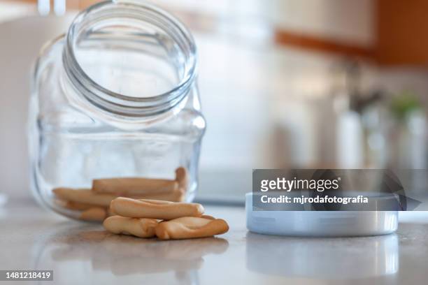 breadsticks in a glass jar - brotstange stock-fotos und bilder