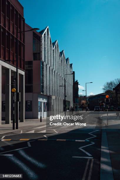 modern architecture on city street with zebra crossing - leeds city centre stock-fotos und bilder