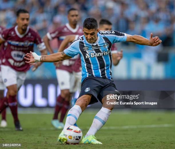 Luis Suárez of Gremio attempts a free kick for score his goal during Campeonato Gaucho Final match between Gremio and Caxias do Sul at Arena do...