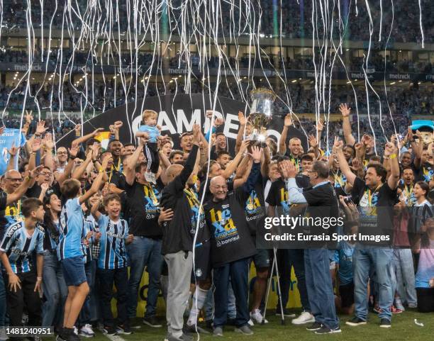 Gremio squad celebrates after winning Caxias during Campeonato Gaucho Final match between Gremio and Caxias do Sul at Arena do Gremio on April 9,...