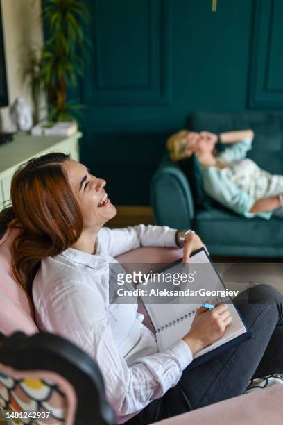 terapeuta que actúa de manera poco profesional hacia el paciente y se ríe - psychiatrists couch fotografías e imágenes de stock