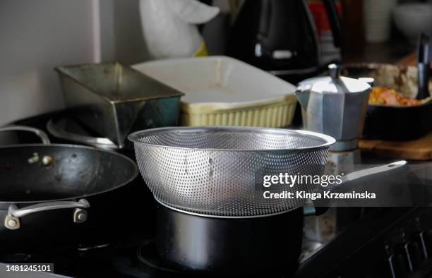 dirty dishes - scolapasta foto e immagini stock