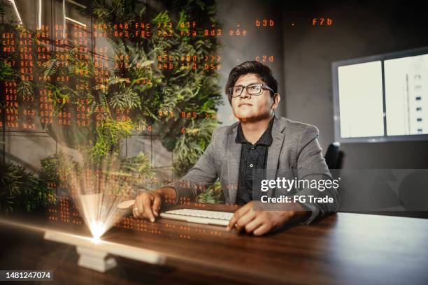 entwicklung eines programmierers mit augmented-reality-gerät für die arbeit im büro - data science stock-fotos und bilder