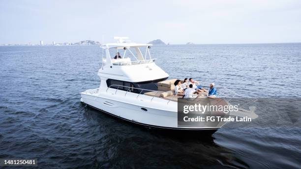 vue aérienne d’amis faisant la fête sur un yacht - navire de tourisme photos et images de collection