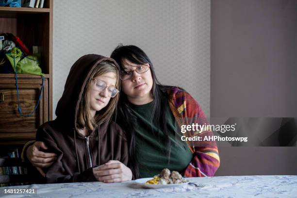 les multiples facettes de l’insécurité alimentaire - pauvreté photos et images de collection