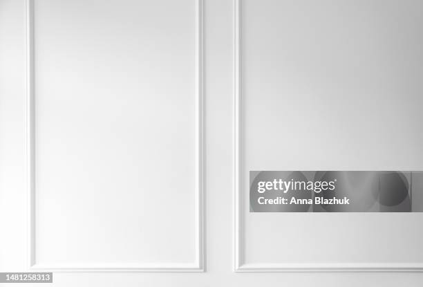 white empty wall with molding. interior design details. - moldura fotografías e imágenes de stock