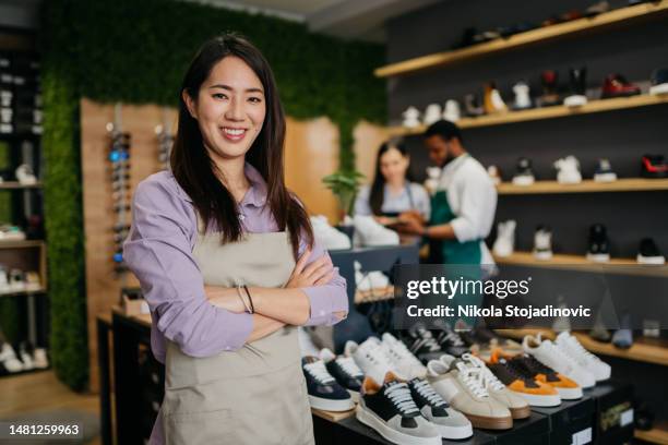 retrato de una mujer en una tienda - zapatería fotografías e imágenes de stock