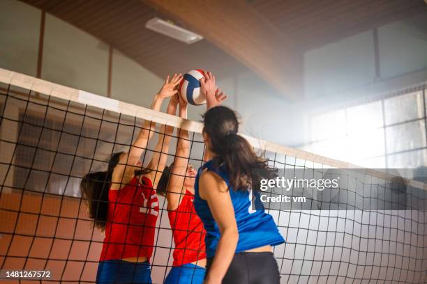 atlete che giocano a pallavolo - pallavolo foto e immagini stock