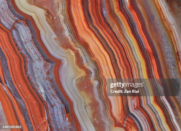 natural stone banding pattern in agate, close up in full frame - rotsformatie stockfoto's en -beelden